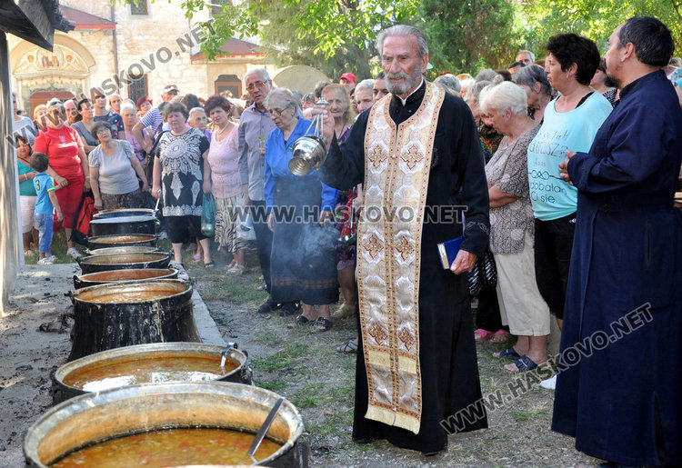 14 казана фасул в двора на „Св. Богородица“ за храмовия празник