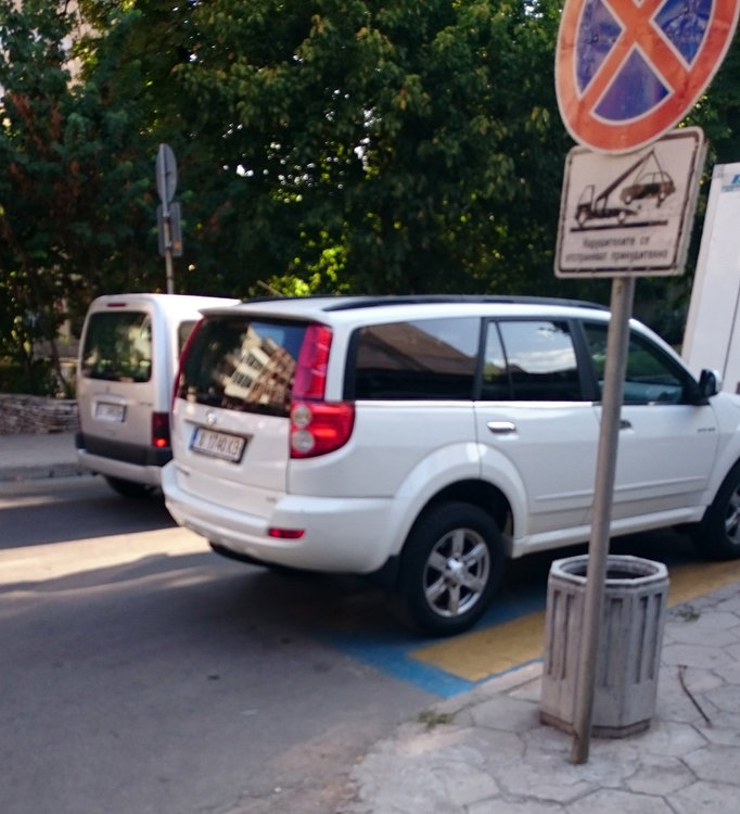 Читател: Камион шпори в насрещното, коли окупират тротоар