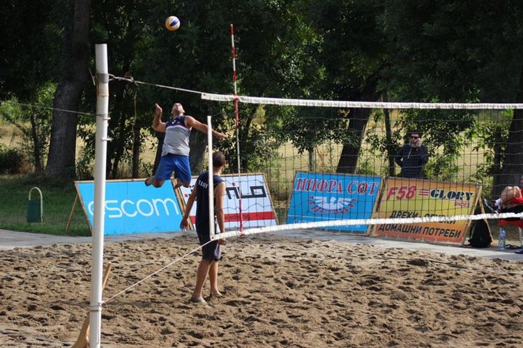 Ожесточена битка за призовите места на турнира по плажен волейбол в Димитровград