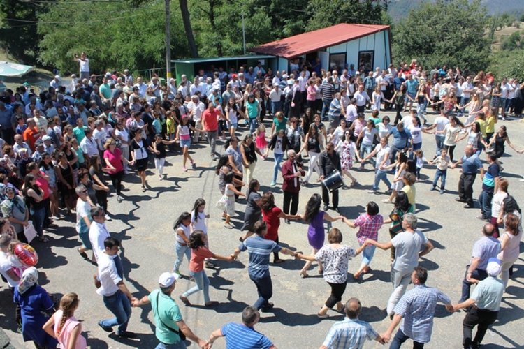 Стотици  се хванаха на най-дългото хоро в Башево