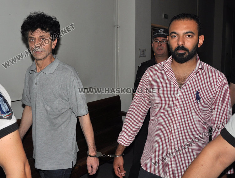 Дурмуш Юшенмаз, вляво, и Тугай Сиваджи в съда