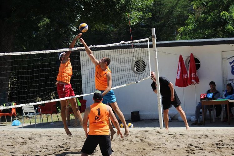 Ожесточена битка за призовите места на турнира по плажен волейбол в Димитровград