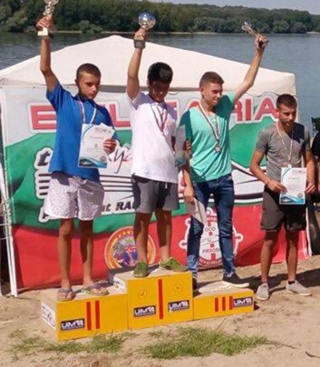 Две лодки представяха Първомай на Републиканското по водомоторни спортове