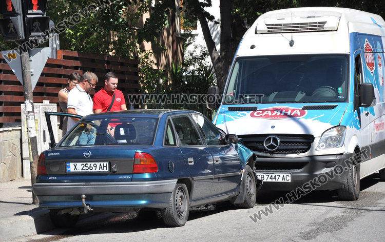 Възрастен мъж колабира зад волана и се заби челно в бус