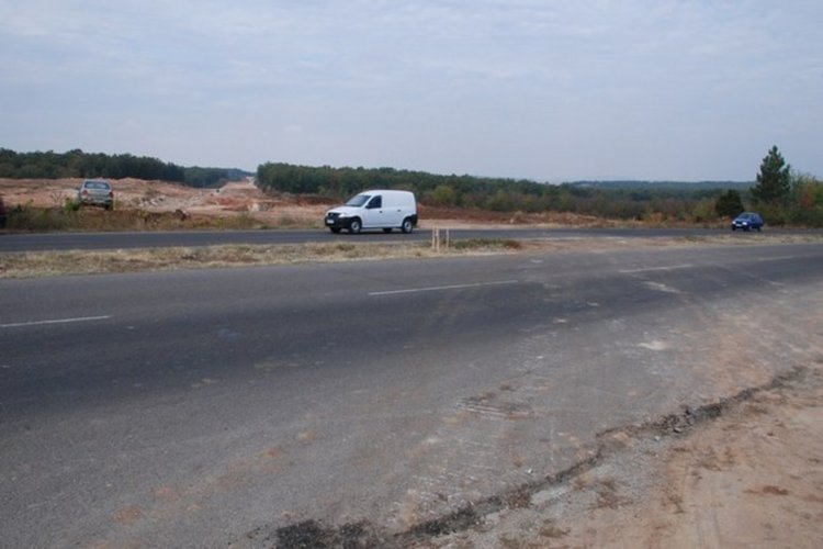 Движението на автомобили по пътя Хасково  - Димитровград в района село Крепост на 16 август, вторник ще става само в едната лента