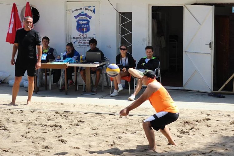 Ожесточена битка за призовите места на турнира по плажен волейбол в Димитровград