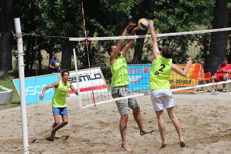 Ожесточена битка за призовите места на турнира по плажен волейбол в Димитровград