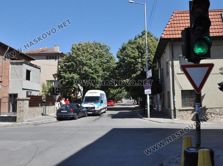 Възрастен мъж колабира зад волана и се заби челно в бус
