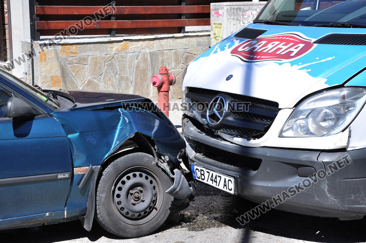 Възрастен мъж колабира зад волана и се заби челно в бус