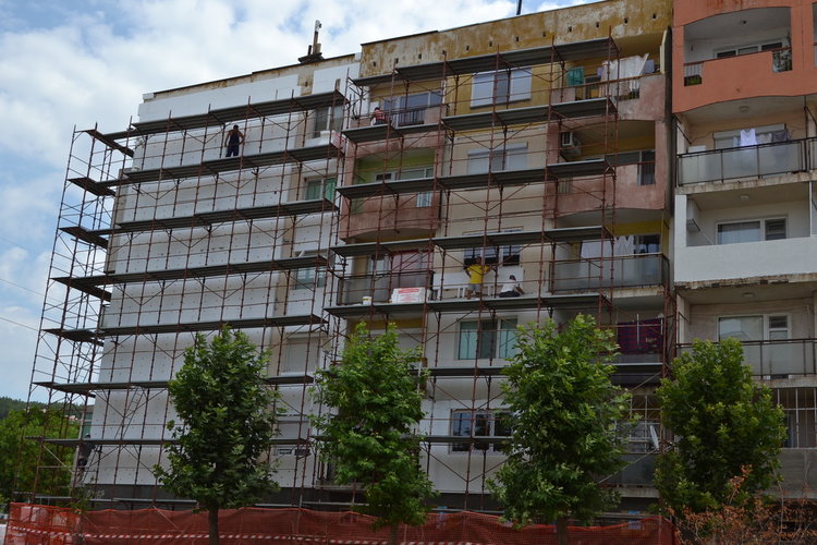 12 блока санират в Момчилград