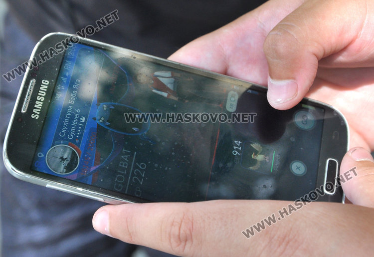 Баба Яга развъдила покемони пред общината, Хасково се зариби по играта