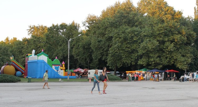 Заради стартиращия на 25 август празник на родния край в парк "Марица" е предвидено първо от там да започне обработката на зелените площи