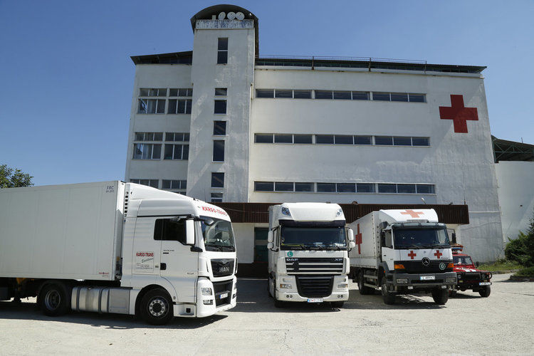 Asenovgrad.NET Снимките са от подготовката за изпращането на камионите с хуманитарната помощ.