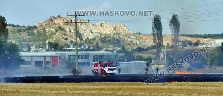 Нов пожар до шоурума на екскмета, 1000 дка горят край Симеоновград