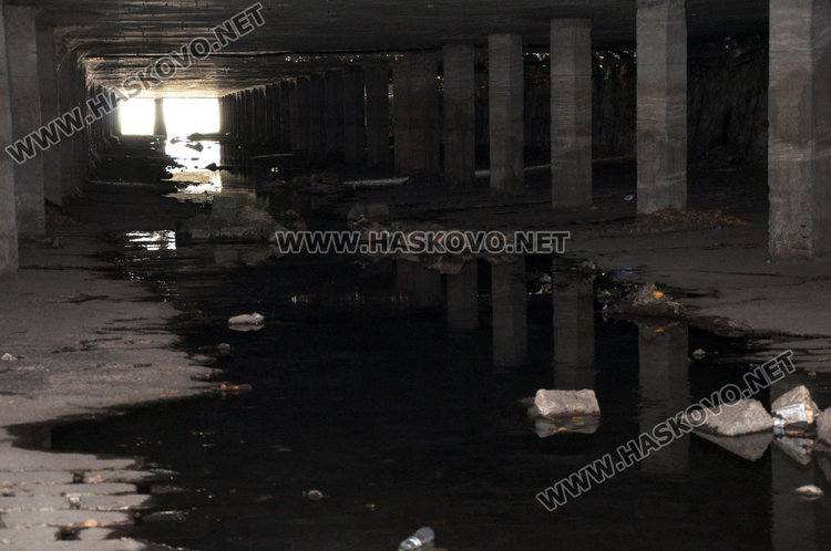 Смрад и огромни плъхове под бетона над реката, коритото се руши