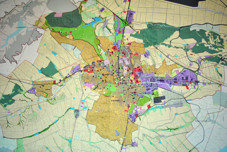 Голямата карта на заданието е приблизително 3 на 2 метра
