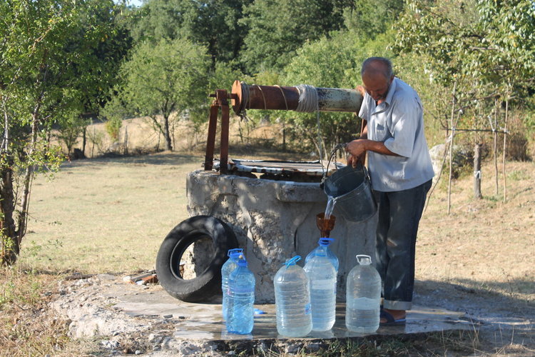 Безводие мъчи Кьосево,жителите мъкнат туби с вода от два километра