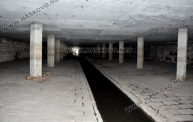 В началото под моста...