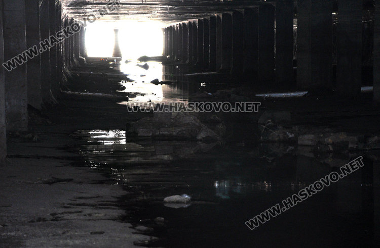 Смрад и огромни плъхове под бетона над реката, коритото се руши