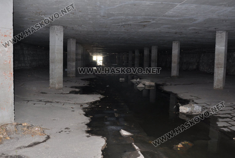 Смрад и огромни плъхове под бетона над реката, коритото се руши