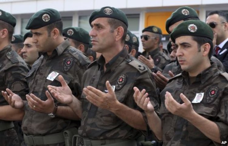 Уволниха над 2000 полицаи в Турция