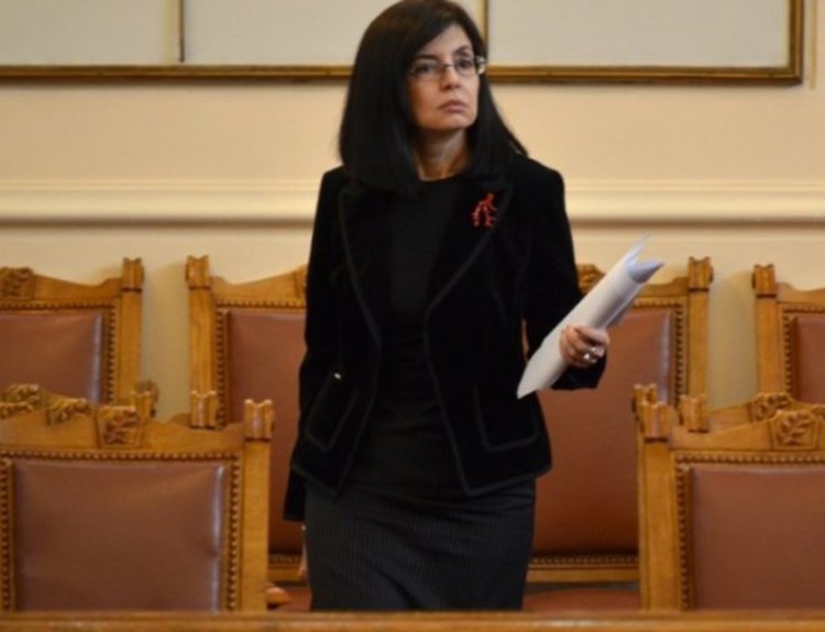 Кунева спря обществената поръчка за джунджуриите за милиони, била пусната без нейно знание