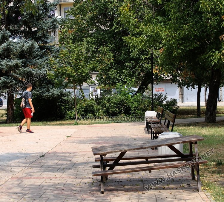 Потрошиха пейка в парка до ОУ П.Славейков