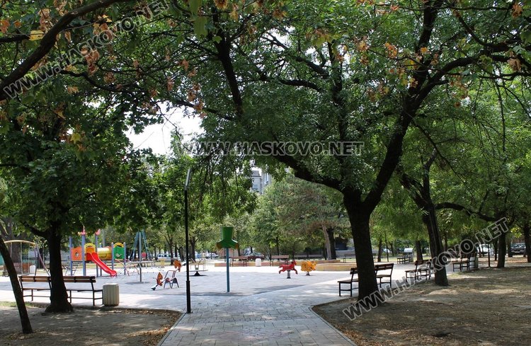 Паркът до ОУ "П.Славейков" бе обновен през есента на 2012 година