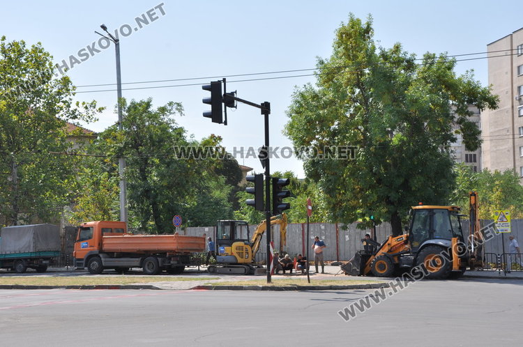 ВиК копае асфалта, за да провери стара авария до училище “Смирненски”