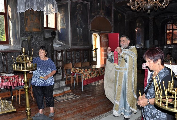 Света литургия бе отслужена днес в храм "Св.Иван Рилски" в димитровградското село Добрич