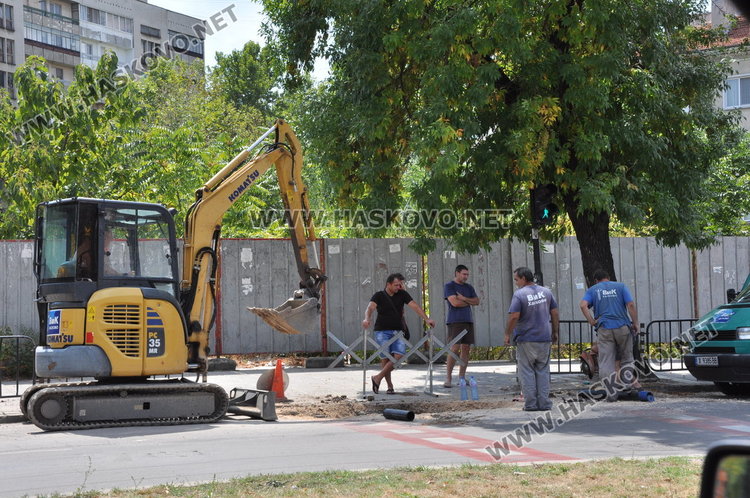 Новият изкоп в асфалта е за да се провери старата авария, уверяват от ВиК