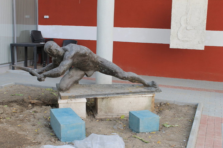 На видно място в читалнята ще бъде поставена бронзовата фигура на миньора, която се намираше във фоайето на библиотеката