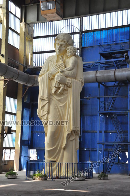 Калъпът, в който  отлят монументът на Богородица, се пази в завода като реликва