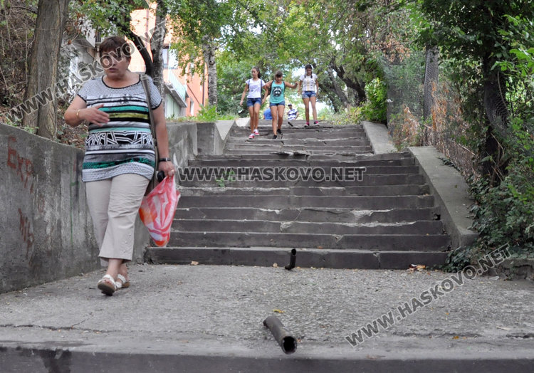 Стълбите, по които се стрелнал надолу бусът без шофьор