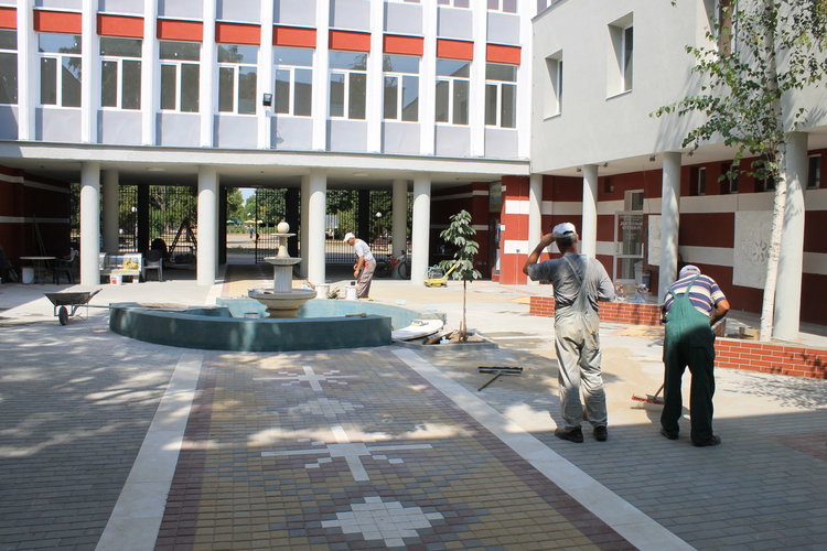 Приключва обновяването на лятната читалня на димитровградската библиотека