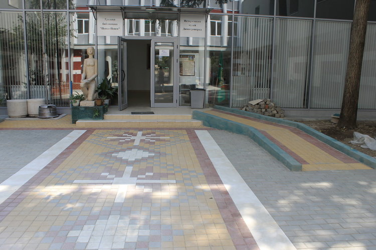 Новата настилка с фолклорни шенвици