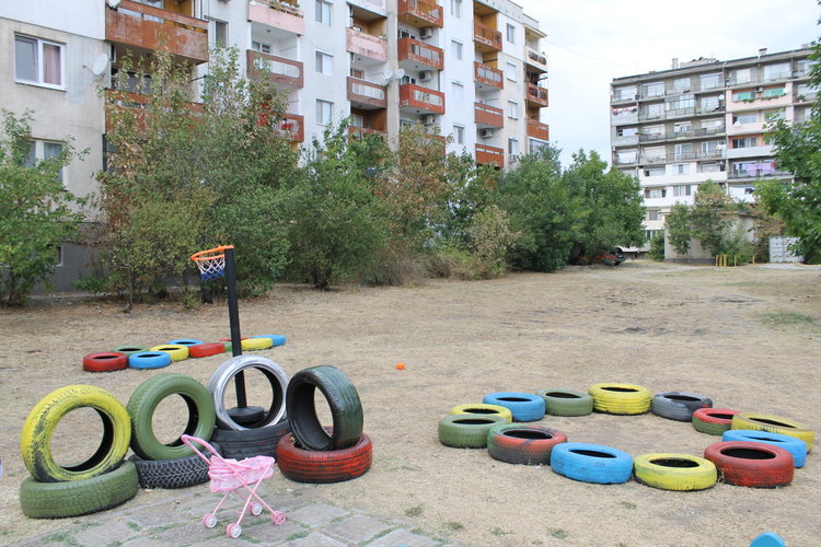 Димитровградчанин прави парк от стари автомобилни гуми 