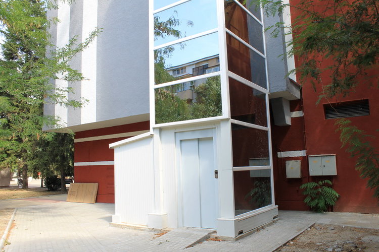 Външният асансьор за хора с увреждания може да се ползва