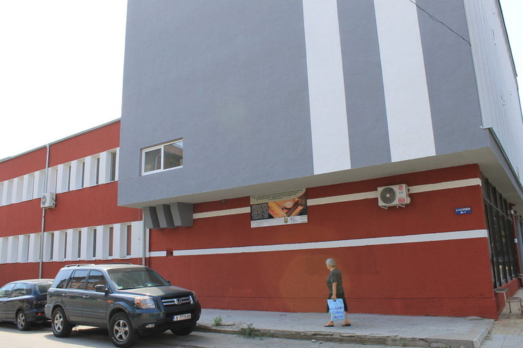 Приключва обновяването на лятната читалня на димитровградската библиотека