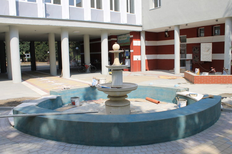 Приключва обновяването на лятната читалня на димитровградската библиотека