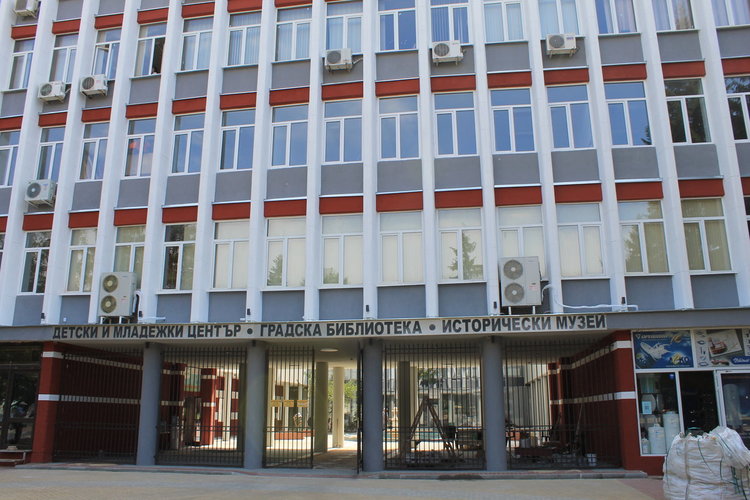 Ново осветление е поставено по фасадата на обновената преди месец и половина сграда