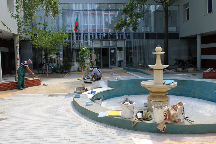 В началото на следващата седмица ще приключат ремонтните дейности в лятната читалня на Градска библиотека "П.Пенев" в Димитровград