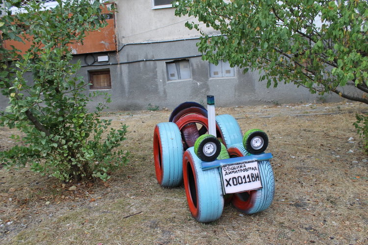 Димитровградчанин прави парк от стари автомобилни гуми 