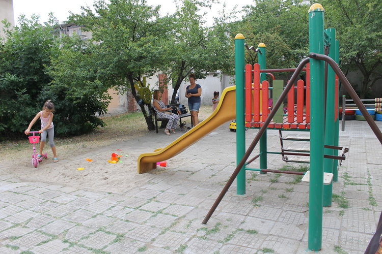 Димитровградчанин прави парк от стари автомобилни гуми 