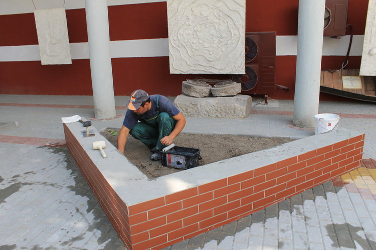 Приключва обновяването на лятната читалня на димитровградската библиотека