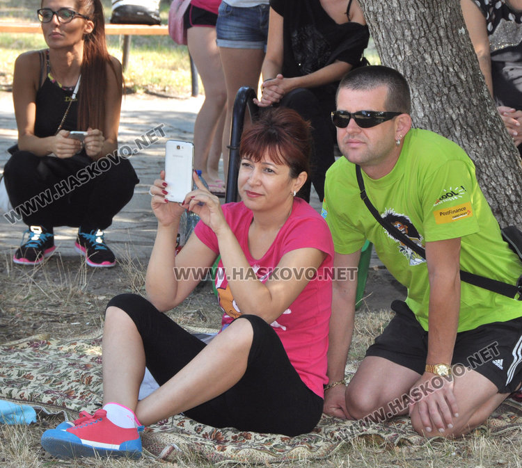 Деца и родители се състезават с чували в Кенана, малките бият