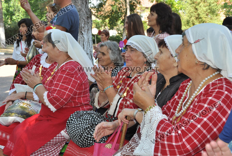 Истински рог на изобилието на празника на плодородието в Крум