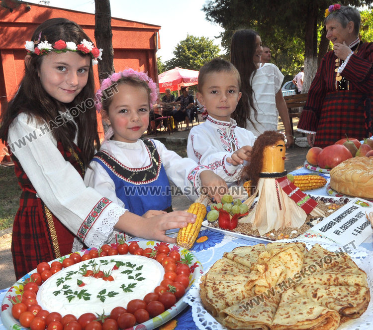 Истински рог на изобилието на празника на плодородието в Крум