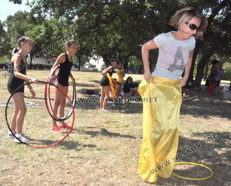 Деца и родители се състезават с чували в Кенана, малките бият