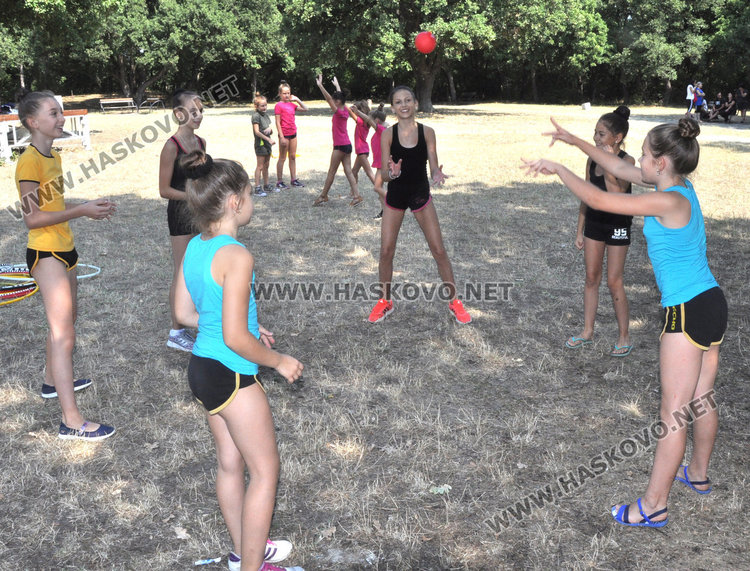 Деца и родители се състезават с чували в Кенана, малките бият